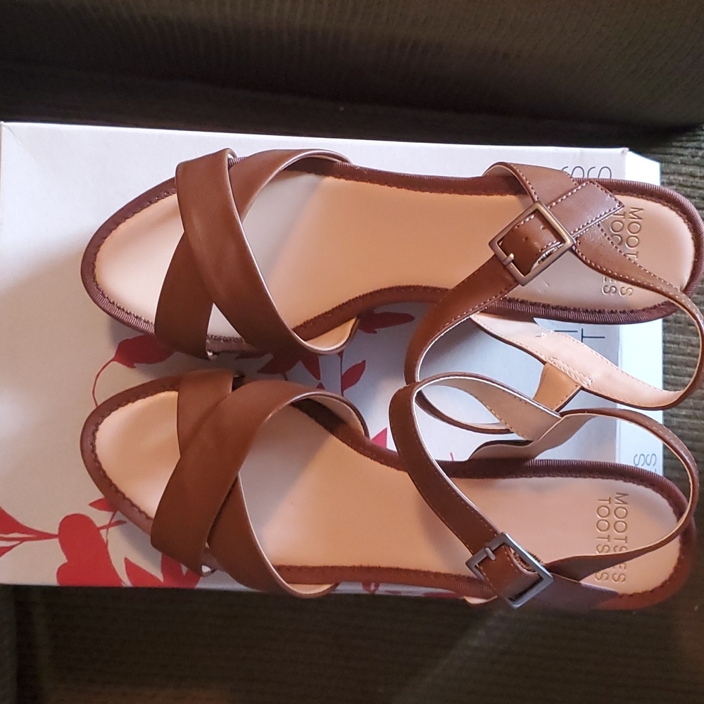 Brown Women's Cross-Strap Leather Sandals